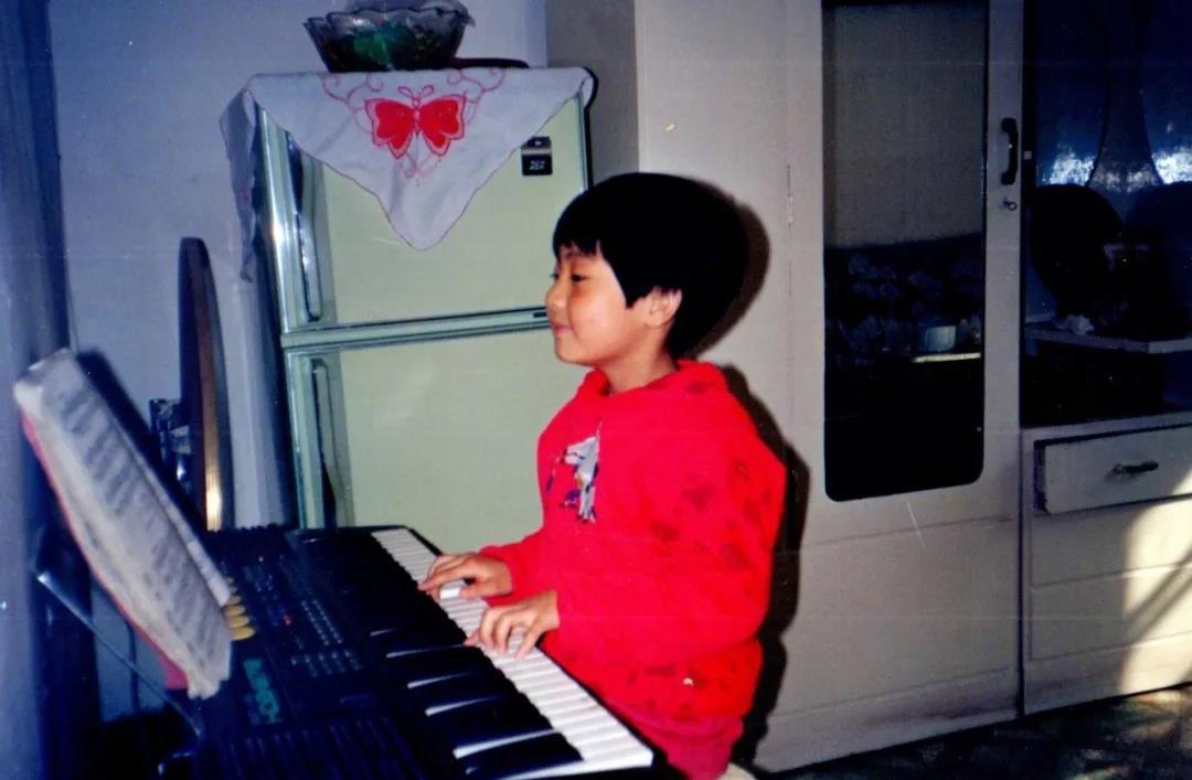 ，闫燕博士喜欢音乐，她电子琴弹得很好。